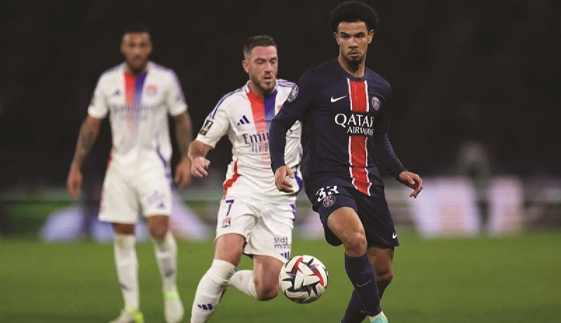 AFP/Franck Fife TREN POSITIF: Gelandang Paris Saint-Germain (PSG) Warren Zaire-Emery (33) tengah mengendalikan bola pada pertandingan pekan ke-15 Liga Prancis menghadapi Lyon di Stadion Parc des Prin