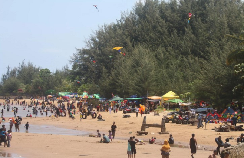 ANGGI PRADITHA/KP LIBUR NATARU: Pantai Manggar Segara Sari, Balikpapan Timur, menjadi destinasi utama wisatawan dalam kota hingga daerah sekitar.