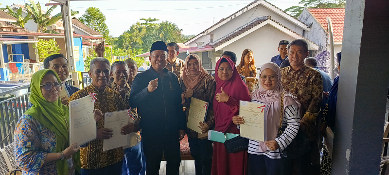 RIKIP/KP KUNJUNGAN PERDANA : Menteri ATR/BPN Nusron Wahid menyerahkan sertifikat untuk warga di RT 75 Kelurahan Manggar, Kecamatan Balikpapan Timur, Kota Balikpapan pada Sabtu (14/12).