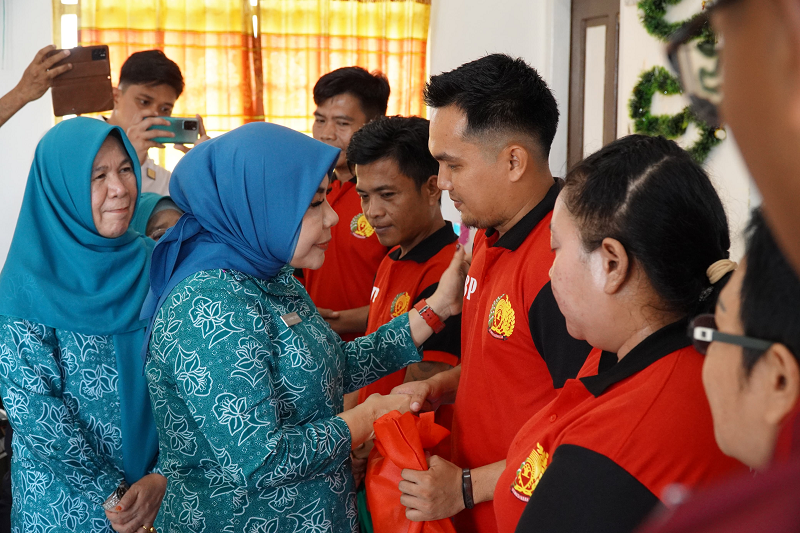 KUNJUNGAN: Ketua TP-PKK Kaltara, Rahmawati memberikan motivasi kepada warga binaan Lapas Nunukan. FOTO: DKISP KALTARA
