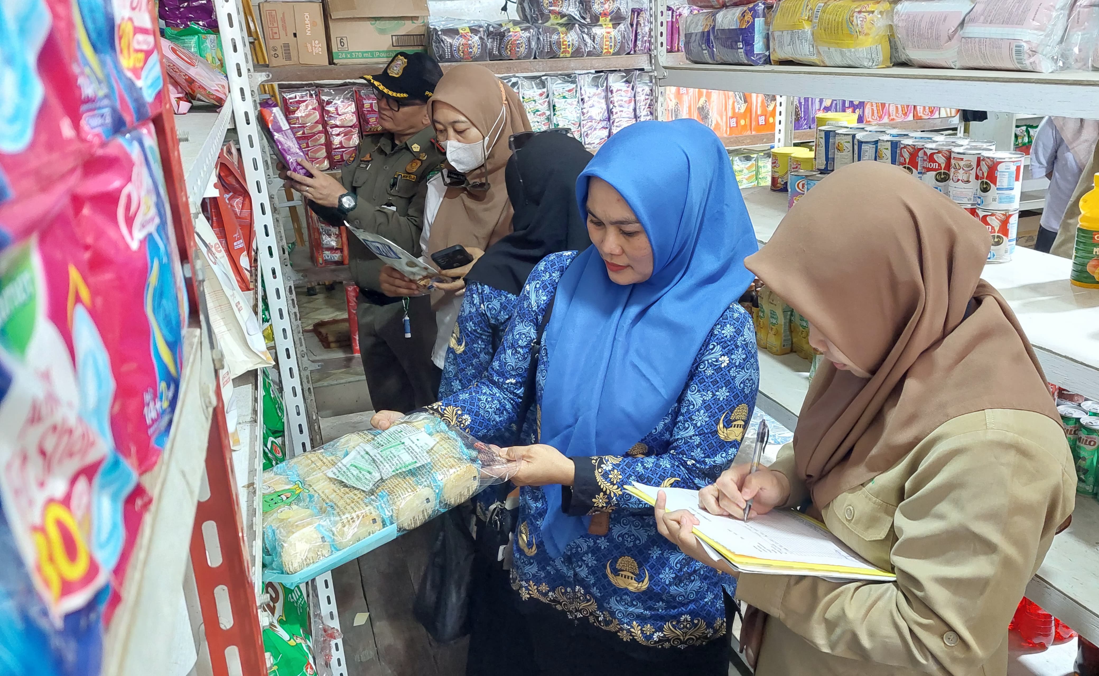 CEK: Tim dari Dinkes Bulungan memeriksa produk makanan dan minuman jelang Nataru.