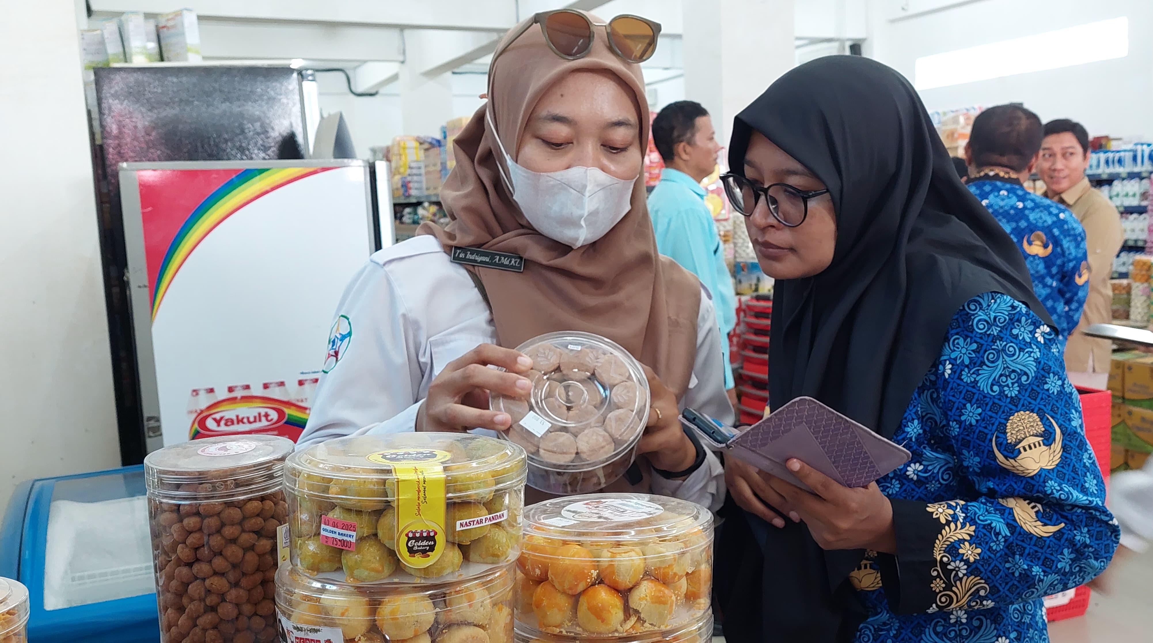 CEK KELAYAKAN: Petugas gabungan saat melakukan sidak produk mamin menjelang Nataru.