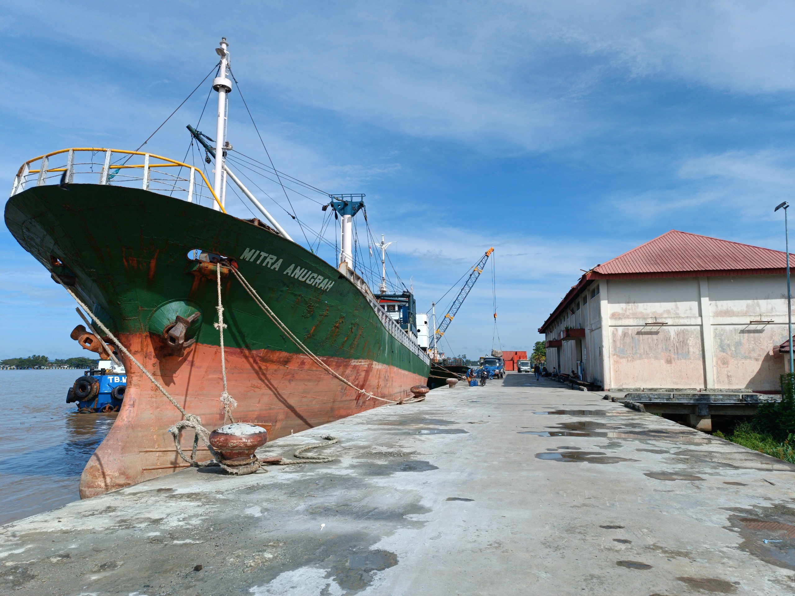 IMPOR: Aktivitas bongkar muat barang di Pelabuhan Kayan I Tanjung Selor. FOTO: IWAN K/RADAR TARAKAN
