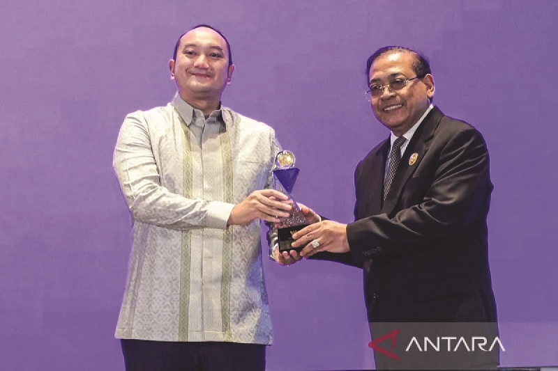 APRESIASI: Wakil Bendahara Umum Partai Gerindra Satrio Dimas Adityo (kiri) saat menerima penghargaan dari Ketua KI Pusat Donny Yoesgiantoro dalam acara Anugerah KIP 2024, di Jakarta, Selasa (17/12).