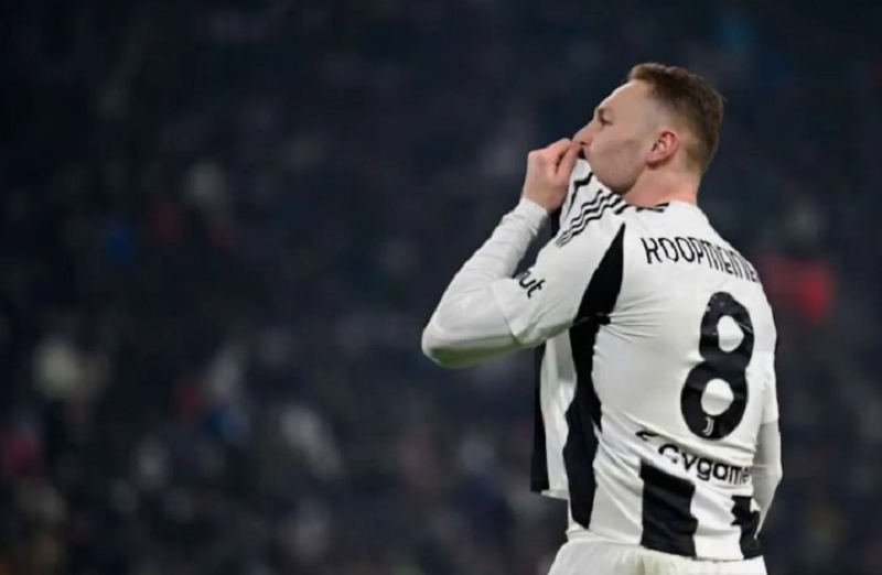 AFP RAIH KEMENANGAN: Selebrasi Teun Koopmeiners setelah mencetak gol untuk Juventus dalam pertandingan 16 besar Coppa Italia di Allianz Stadium pada Rabu (18/12).