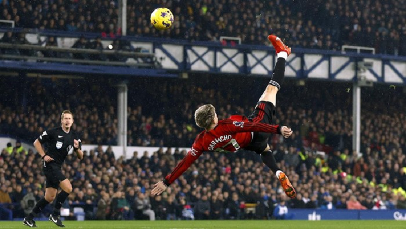 REUTERS/JASON CAIRNDUFF RAIH PUSKAS: Aejandro Garnacho berhasil memenangkan Puskas Award 2024 atau gol terbaik.