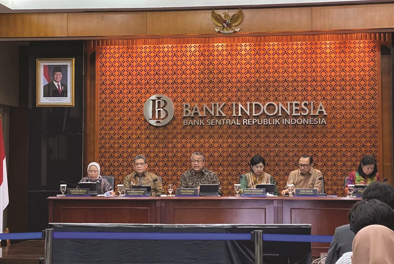 Agas Putra Hartanto/Jawa Pos SUKU BUNGA: Gubernur Bank Indonesia (BI) Perry Warjiyo (tiga dari kiri) bersama jajaran deputi gubernur paparkan hasil rapat dewan gubernur (RDG) BI di Gedung Thamrin,