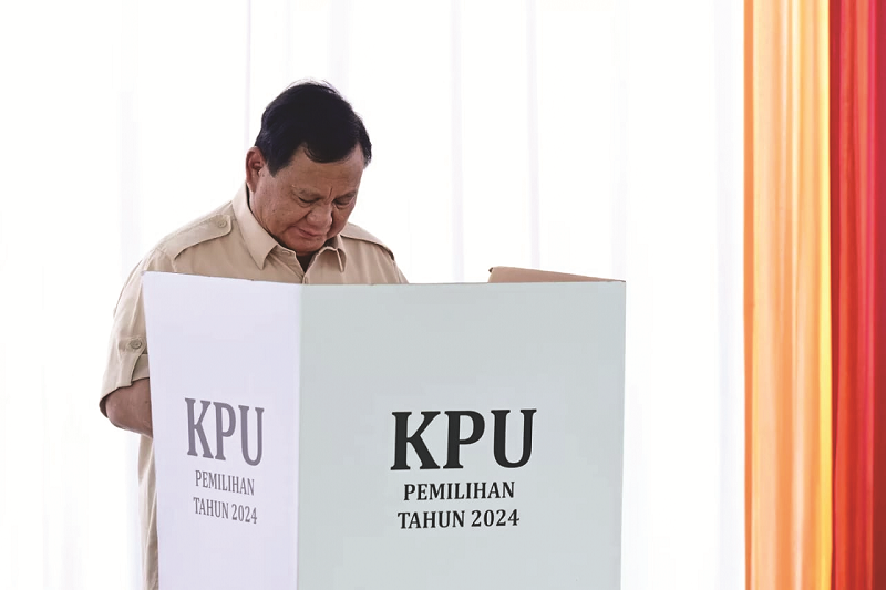 IST PESTA DEMOKRASI: Presiden Prabowo Subianto berjalan menggunakan hak pilihnya di TPS 008, Desa Bojong Koneng, Babakan Madang, Bogor, Jawa Barat, Rabu (27/11).