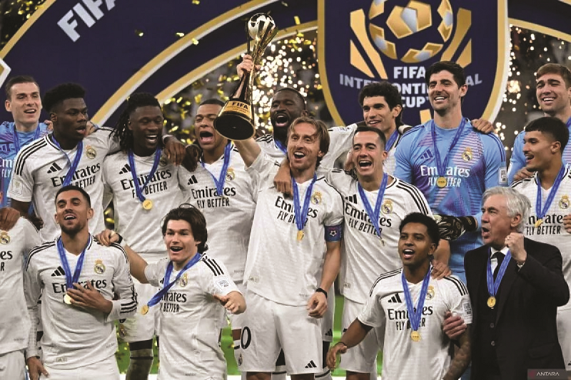 AFP/Mahmud HAMS JUARA: Kapten tim Real Madrid, Luka Modric (tengah) mengangkat trofi Piala Interkontinental 2024 usai menang atas Pachuca, 3-0 pada pertandingan babak final yang berlangsung di Stadio