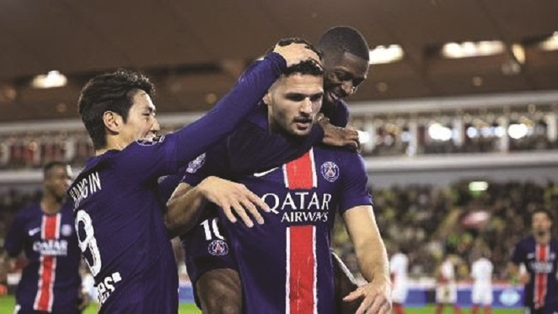 AFP/VALERY HACHE SELEBRASI: Momen Goncalo Ramos (tengah) merayakan gol ketiga PSG bersama Lee Kang-in (kiri) dan Ousmane Dembele.