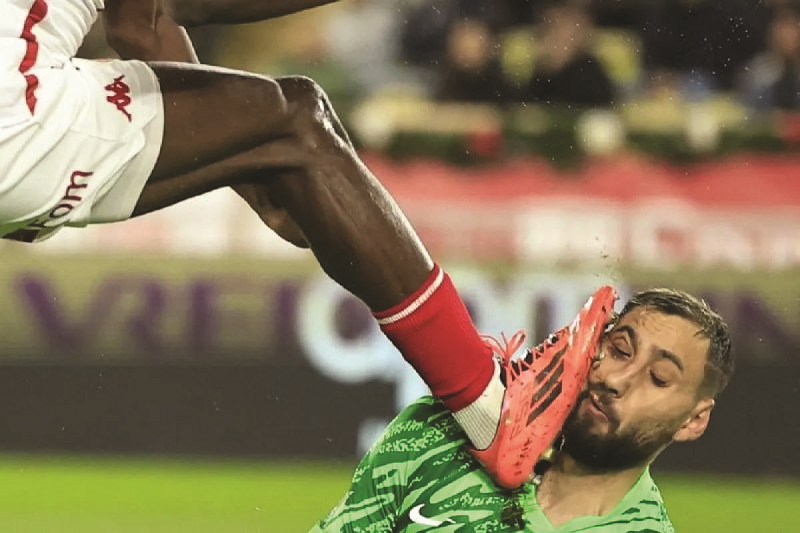 AFP/VALERY HACHE CEDERA SERIUS: Penjaga gawang Paris Saint-Germain Gianluigi Donnarumma terkena hantaman kaki pemain AS Monaco, Wilfried Singo (kiri) dalam laga Liga Prancis di Louis II Stadium, Mona