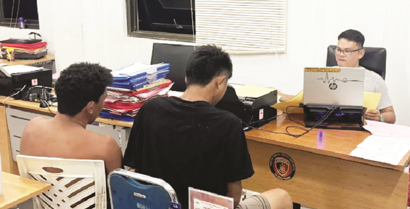ISTIMEWA DIPERIKSA: Pelaku penganiaya Aipda Kiswanto, IN (37) dan SA (33) saat menjalani pemeriksaan di Polres Paser.