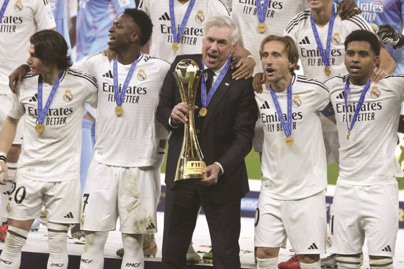 AP Photo/Hussein Sayed PELATIH TERSUKSES: Pelatih Real Madrid Carlo Ancelotti memegang trofi Piala Interkontinental 2024 usai mengalahkan Pachuca di Stadion Lusail, Kamis (19/12).