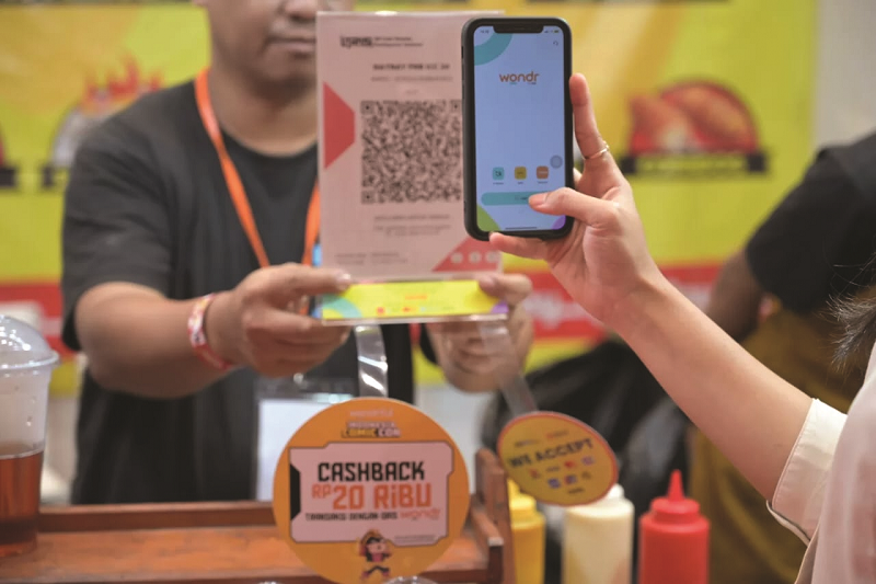 INOVASI: Pengunjung sedang bertransaksi menggunakan QRIS wondr by BNI pada gelaran wondrful Indonesia Comic Con 2024 di Jakarta.