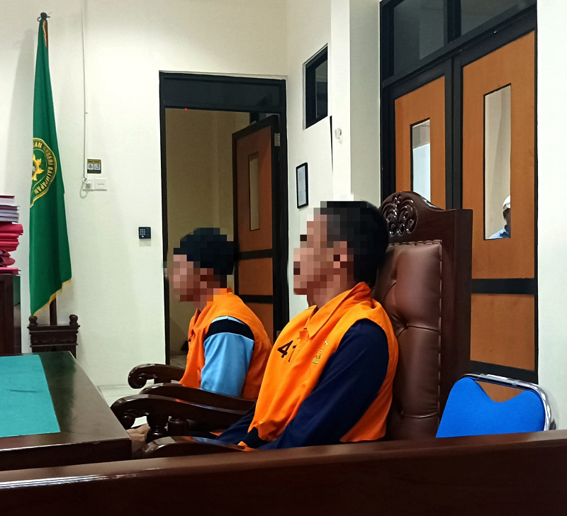 SYAHRUL/KP KOMPLOTAN: Dua terdakwa pasrah menjalani persidangan kasus curanmor, di PN Balikpapan.