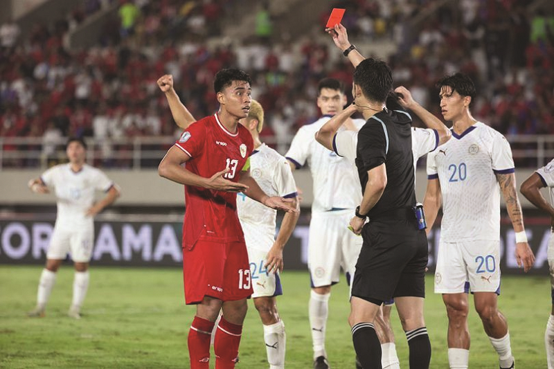 Abdul Aziz KARTU MERAH: Muhammad Ferarri menerima kartu merah pada laga Timnas Indonesia vs Filipina di Piala AFF 2024.