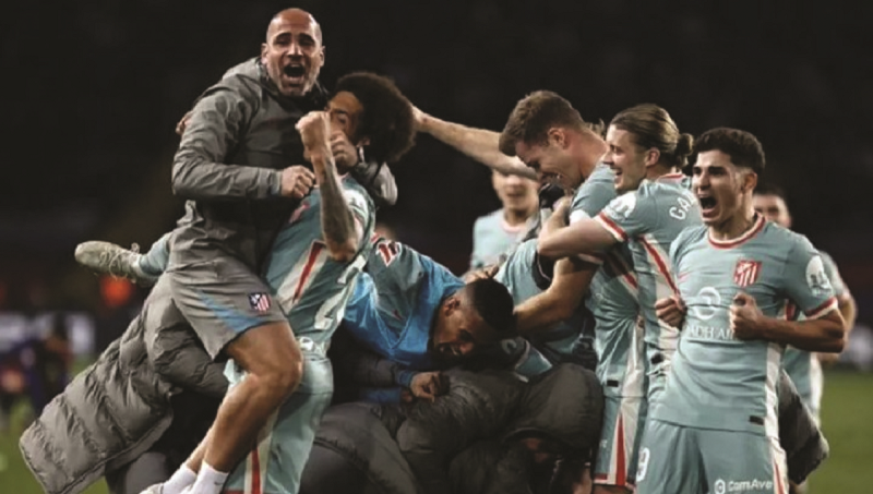 @ATLETIENGLISH SELEBRASI: Para pemain Atletico Madrid berselebrasi setelah berhasil membobol gawang Barcelona saat pertandingan kedua tim pada pekan ke-19 LaLiga 2024/25 di Estadio Olimpico Lluis Com