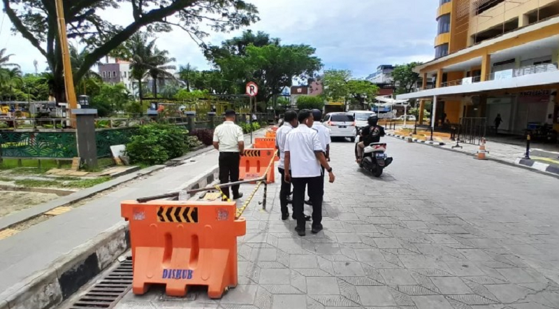 BP SUPAYA TERTIB: Petugas Dishub Balikpapan saat memasang crossline dan blokade di kawasan Taman Bekapai, Senin (9/12) lalu, agar tidak dijadikan area parkir kendaraan. Namun, dirusak oleh jukir liar