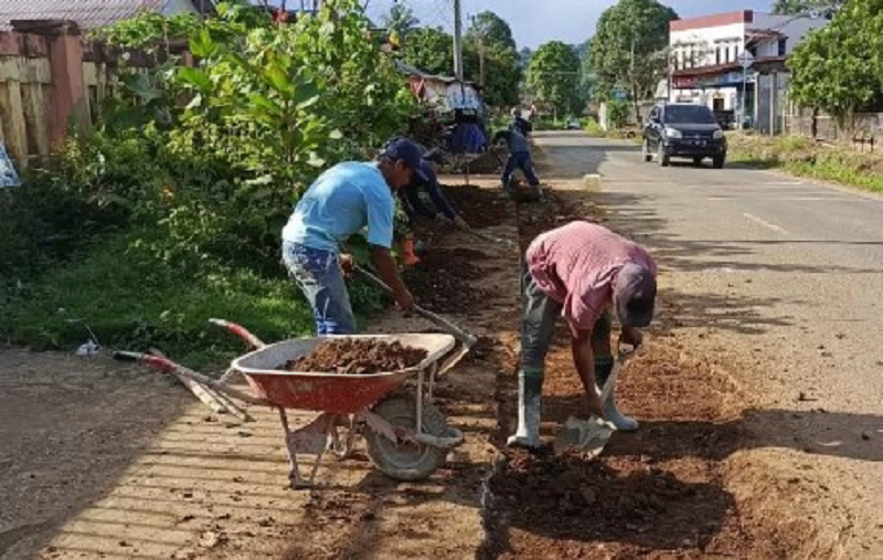 K.SUNARDI/KP TUAI SOROTAN: Pekerja merapikan kembali tumpukan tanah dan cor ulang semenisasi.