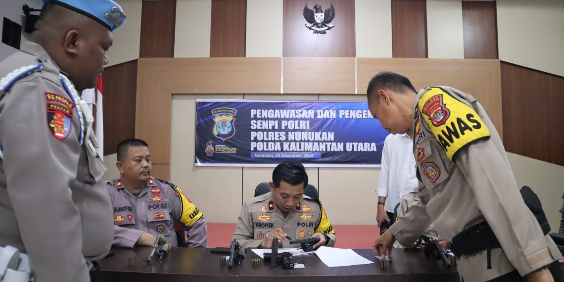 POLRES NUNUKAN PEMERIKSAAN : Wakapolres Nunukan Kompol Arofiek Aprilian Riswanto saat melakukan pemeriksaan senjata api dinas (senpi) yang digunakan personel Polres Nunukan.
