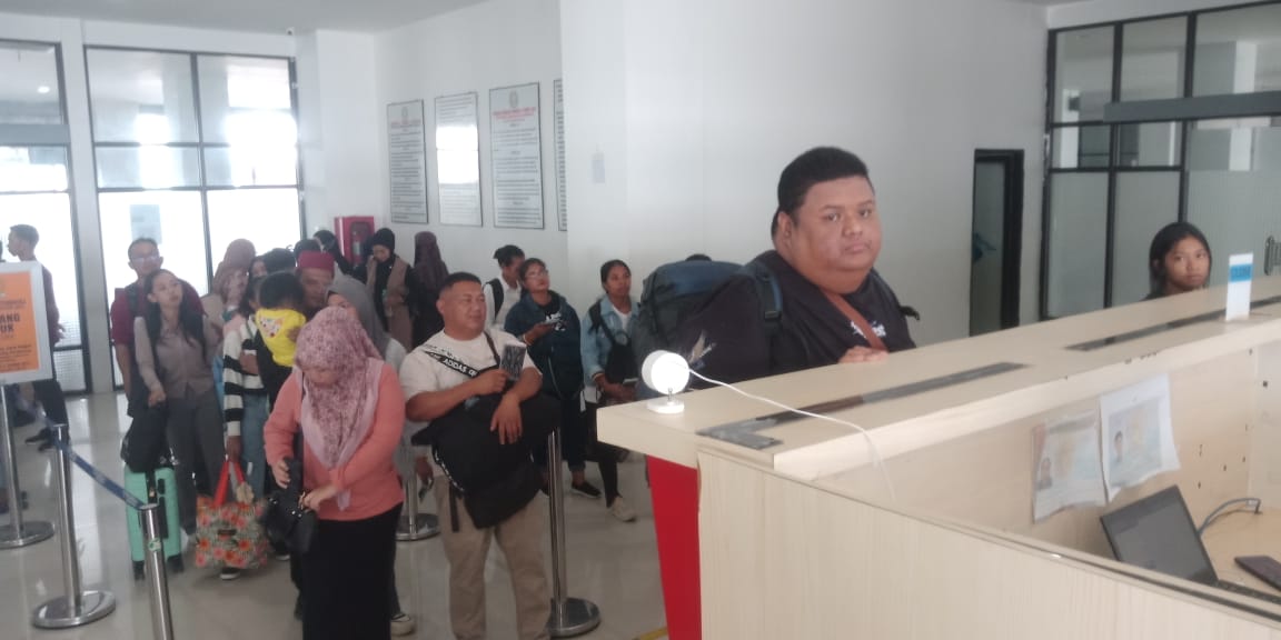 ASRULLAH ANTREAN PANJANG : Personel Imigrasi Nunukan melakukan pemeriksaan dokumen keimigrasian terhadap calon penumpang yang akan berangkat menuju Tawau, Sabah- Malaysia.