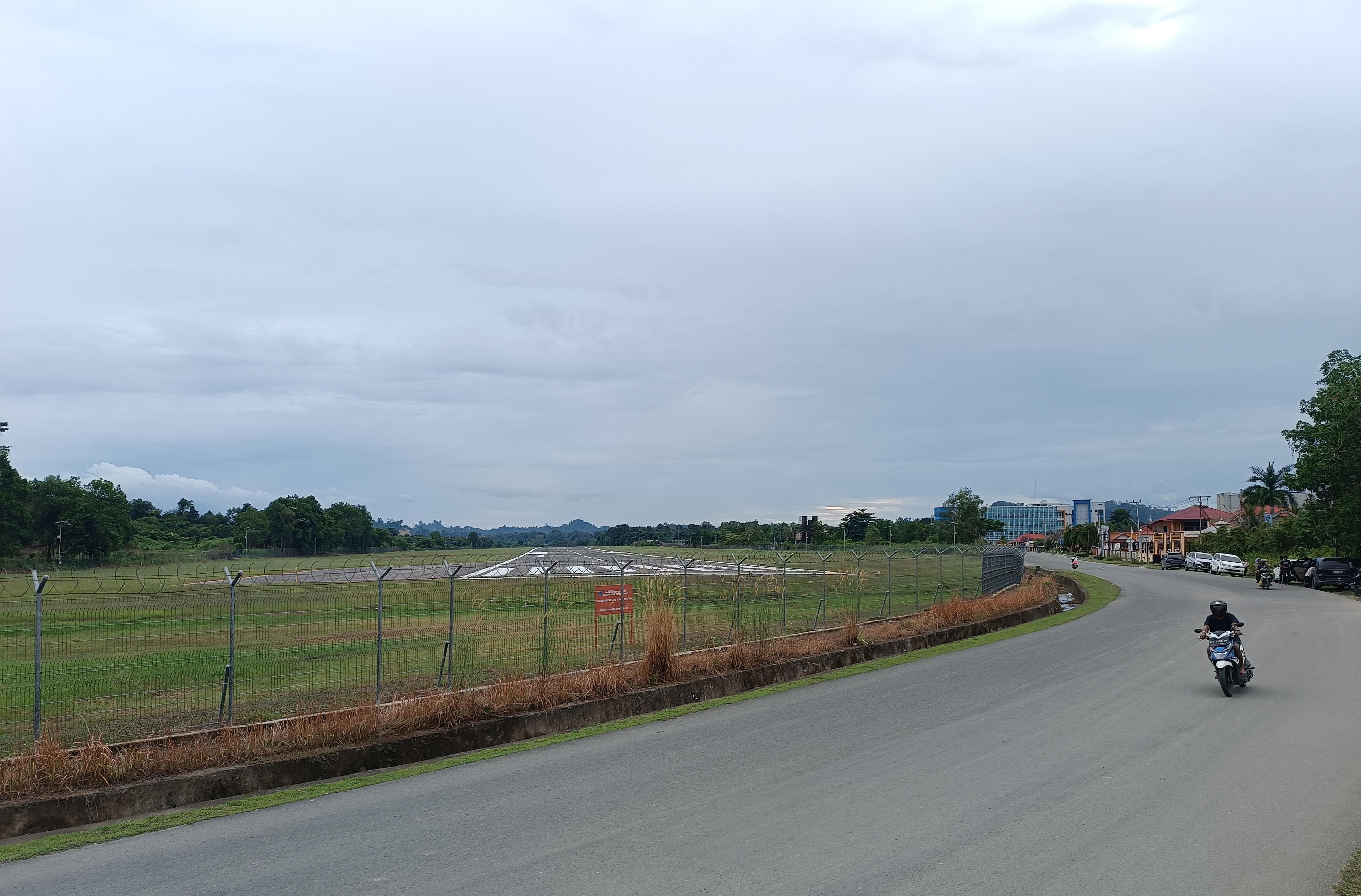 fasilitas:%20Kondisi%20runway%20di%20Bandara%20Tanjung%20Harapan,%20Tanjung%20Selor.%20FOTO%3A%20IWAN%20K/RADAR%20TARAKAN%0A%0A