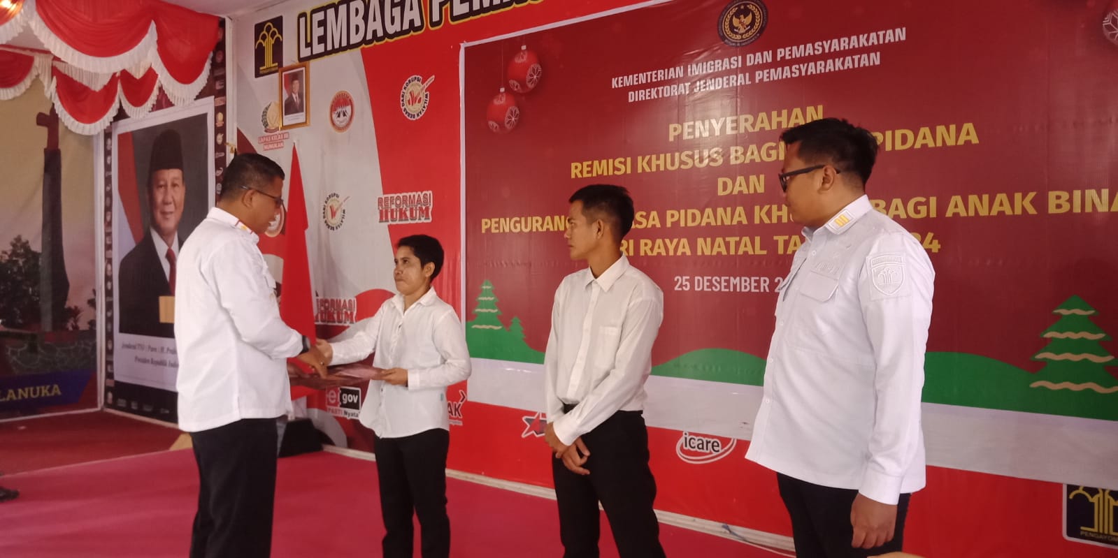 ASRULLAH TERIMA REMISI : Kepala Lapas Nunukan Puang Dirham menyerahkan remisi kepada WBP yang dinyatakan langsung bebas.