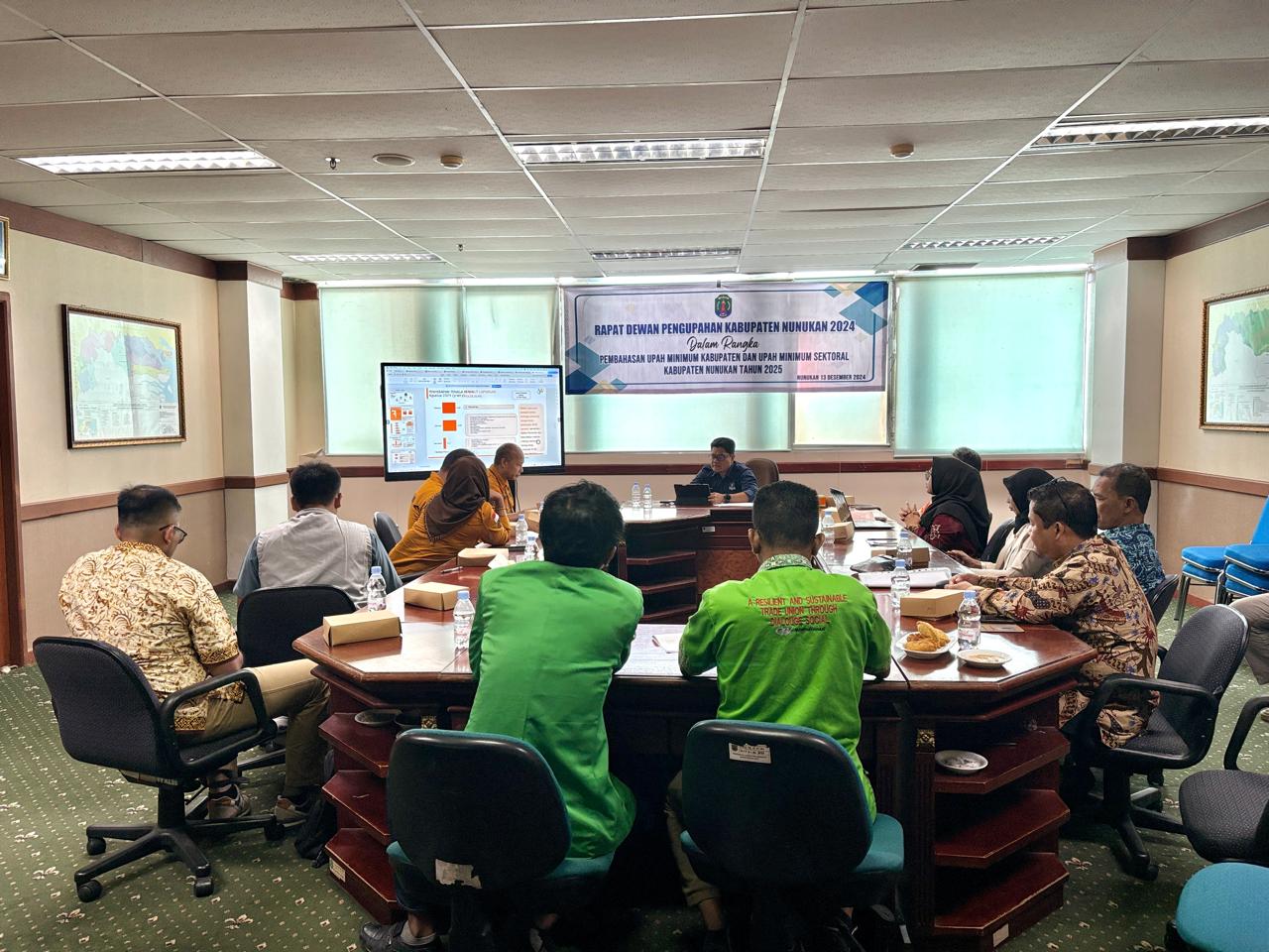 IST PEMBAHASAN : Dewan Pengupahan Kabupaten Nunukan, Pemerintah Kabupaten Nunukan, Perwakilan Pekerja/Serikat Pekerja, Apindo, dan akademisi saat membahas UMK 2025 sebelum ditetapkan.
