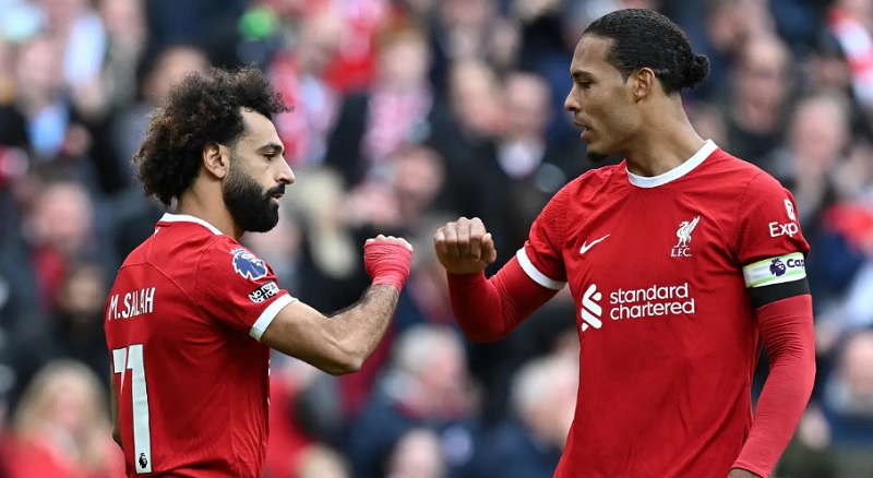 AFP/PAUL ELLIS MENUNGGU KEPASTIAN: Mohamed Salah dan Virgil van Dijk dikabarkan akan teken kontrak baru dengan Liverpool.