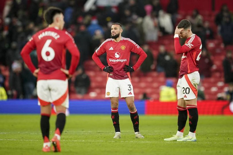 AP Photo/Dave Thompson TITIK TERENDAH: Para pemain Manchester United terlihat kecewa setelah pertandingan Premier League melawan Bournemouth, Minggu (22/12).