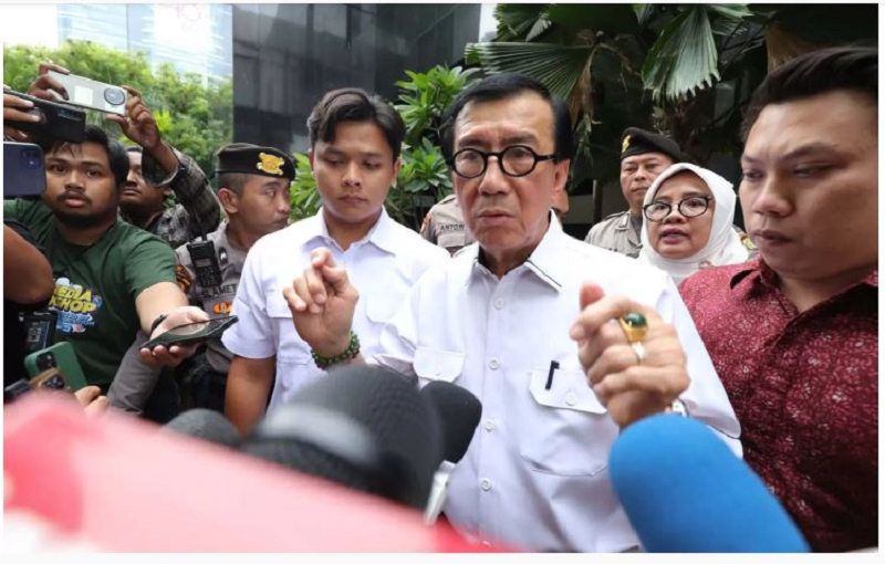 DICEKAL: Menteri Hukum dan HAM periode 2019-2024 Yasonna Laoly usai menjalani pemeriksaan di Gedung Merah Putih KPK, Jakarta. (Fedrik Tarigan/ Jawa Pos)