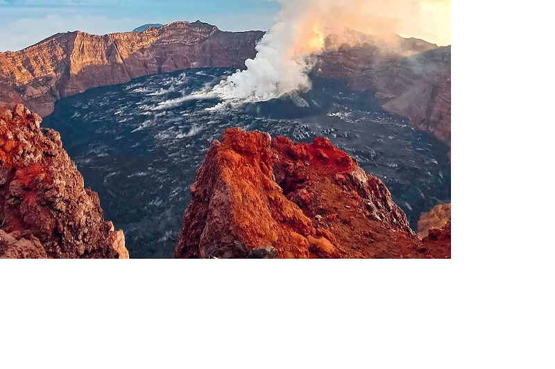 JAWA POS AKTIVITAS VULKANIS: Sebelum erupsi besar pada Selasa (24/12), kaldera Gunung Raung mengeluarkan asap putih pada Jumat (13/12). Fenomena itu sebenarnya sudah sering terjadi.