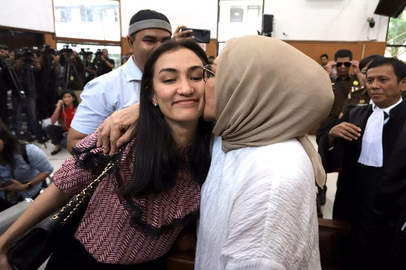 DERY RIDWANSAH/JAWA POS DIBELA ANAK: Ratna Sarumpaet mencium anaknya, Atiqah Hasiholan.