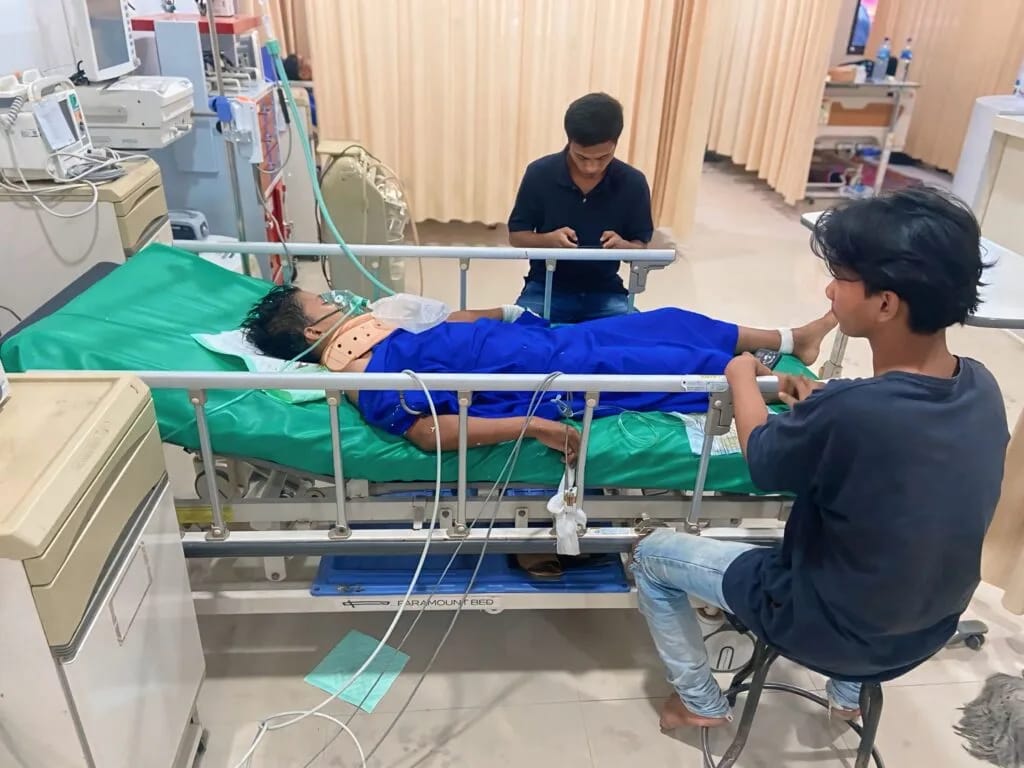 Istimewa LAKALANTAS: Salah seorang pelajar SMP berinisial MR (14) mengalami luka parah setelah sepeda motor Honda Beat yang dikendarainya menabrak bagian depan mobil Daihatsu Sigra di Jl. Rambutan,