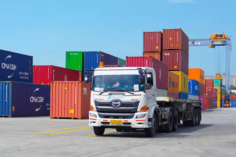 RODA PEREKONOMIAN: Angkutan peti kemas pada aktivitas ekspor impor di salah satu pelabuhan Indonesia. (Istimewa