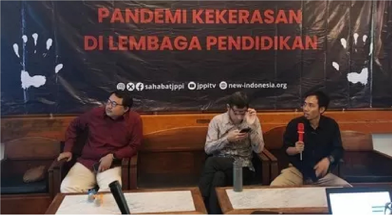 RYANDI ZAHDOMO/JAWA POS UNGKAP TEMUAN: Koordinator Nasional JPPI Ubaid Matraji memaparkan hasil pemantauan kekerasan di Indonesia sepanjang 2024 di kawasan Cikini, Jumat (27/12).