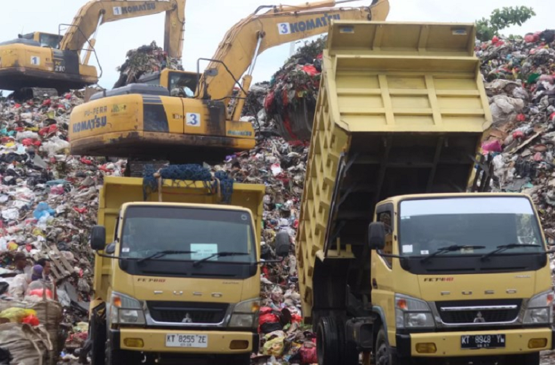 ANGGI PRADITHA/KP BUTUH SOLUSI: Alat berat merapikan tumpukan sampah di TPA Manggar. Lokasi akhir pemrosesan sampah ini diperkirakan akan penuh pada 2026