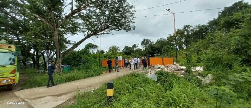 KP PASTIKAN LOKASI: Suasana peninjauan lokasi TPS yang akan diperbesar untuk membangun insenerator pada 2025 mendatang.