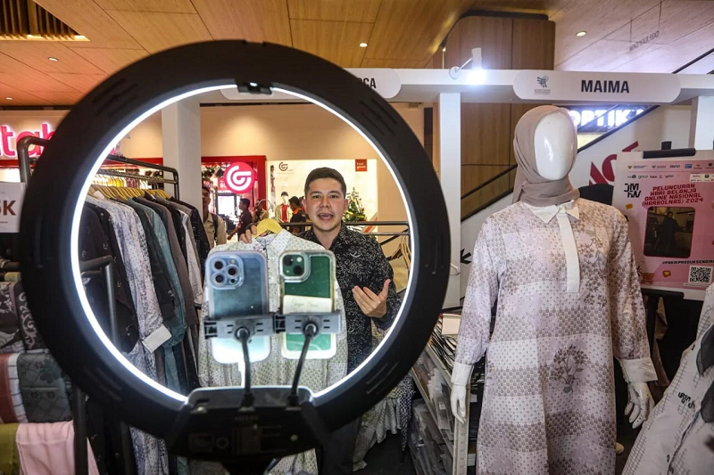 UMKM: Menteri Perdagangan Budi Santoso meninjau salah satu stand penjualan online saat peluncuran hari belanja nasional 2024, di The Park Pejaten. Jakarta, Jumat, (6/12/2024). (Salman Toyibi/Jawa Pos)