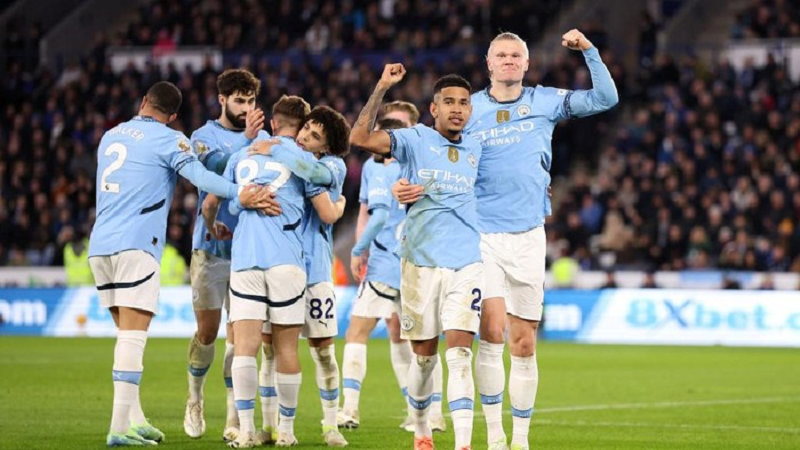 Getty Images/Carl Recine AKHIRI PENCEKLIK: Para pemain City merayakan gol kedua ke gawang Leicester yang dicetak Haaland (kanan).