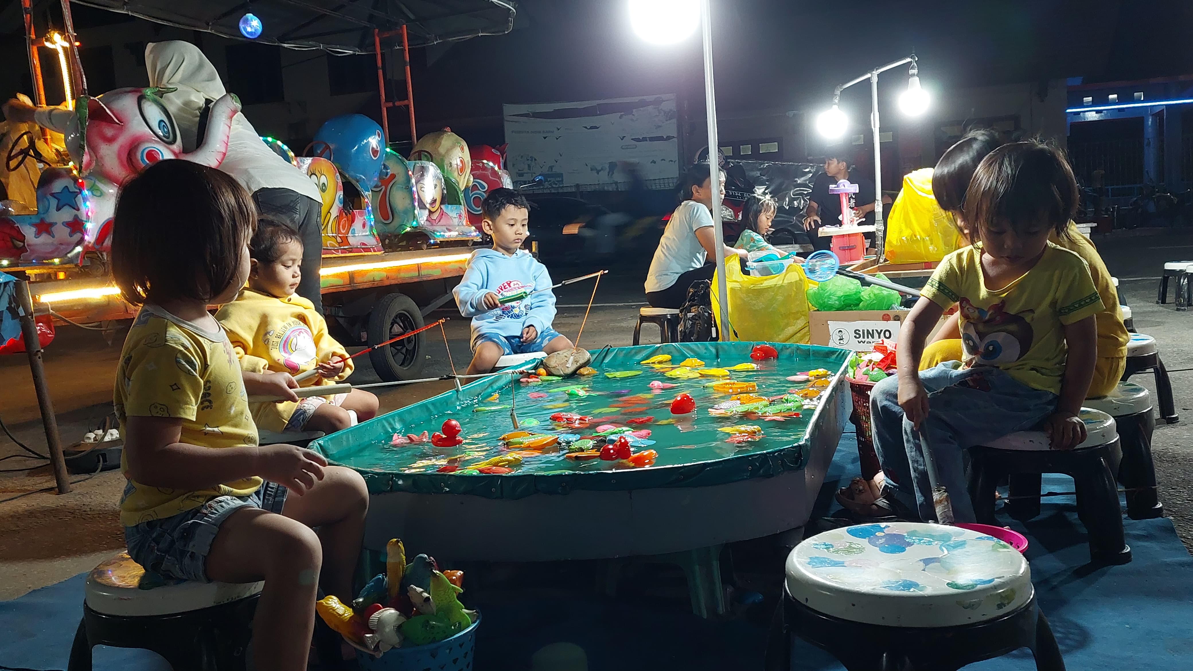 bahagia: Anak sedang bermain di wahana permainan &nbsp;di Tanjung Selor.