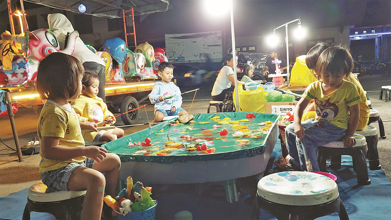 BAHAGIA:&nbsp; Anak sedang bermain&nbsp; di wahana permainan &nbsp;di Tanjung Selor.