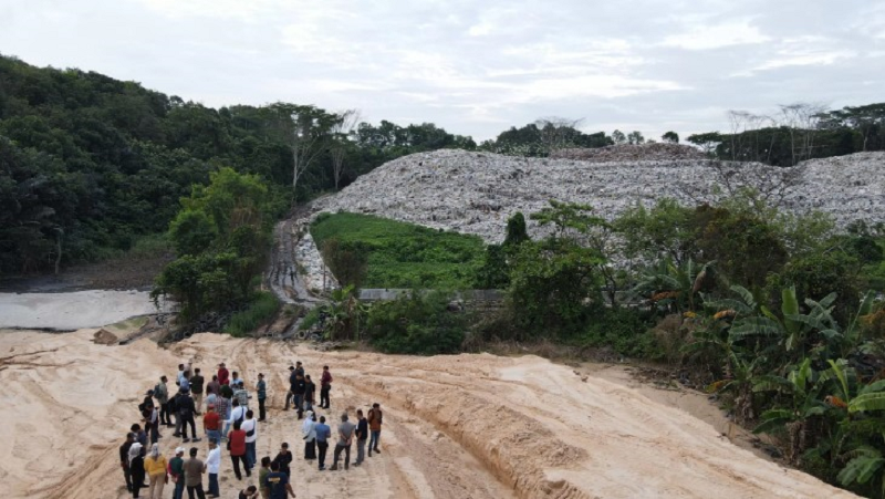 ISTIMEWA PERKOKOH: Tanggul penahan limbah TPA Sambutan. BPBD Samarinda bersama stakheloder menanam ratausan rumput vetiver guna mencegah erosi di area tanggul.