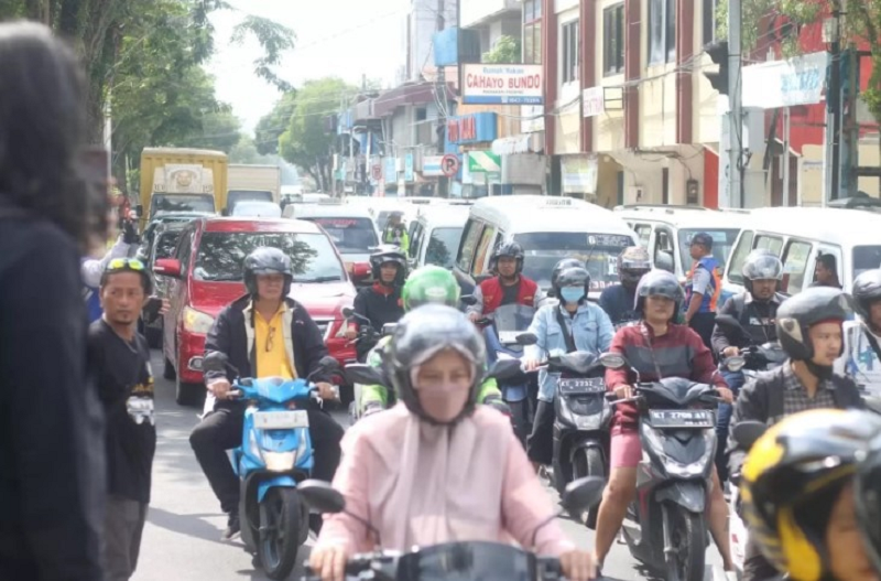 ANGGI PRADITHA/KP MACET: Padatnya kendaraan pribadi berdampak terhadap kondisi lalu lintas, yaitu macet.
