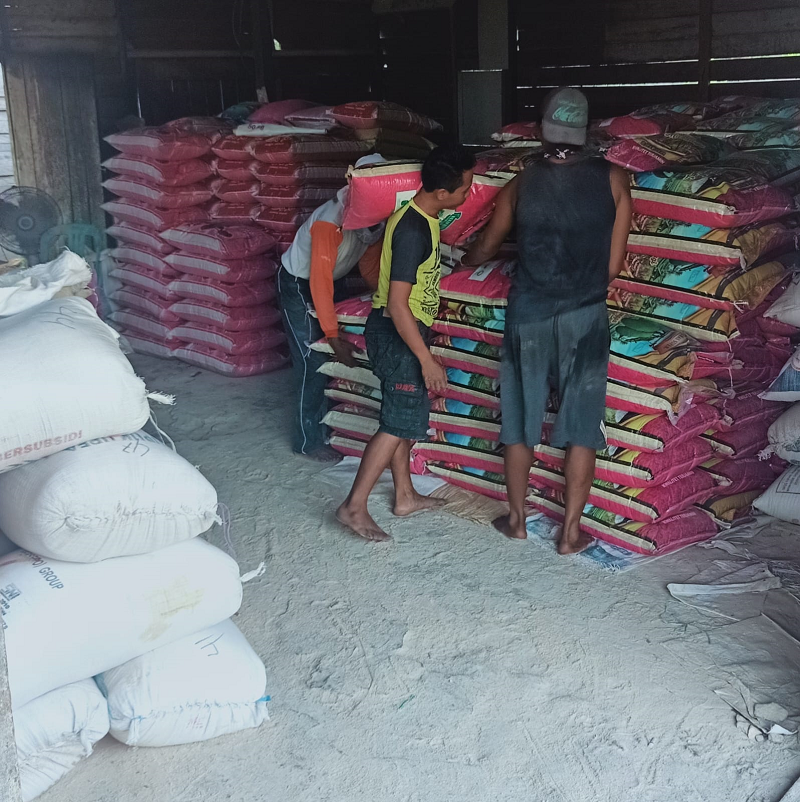 ARI/KP MENUNGGU: Beras dalam kemasan ini diproduksi petani lokal dan kini menunggu segera ditekennya PKS antara Perpadi-PBT PPU agar bisa terserap maksimal.
