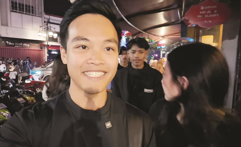 YOUTUBE DARIEN&JOANNA ALAMAI PELECEHAN: J dan suaminya turis asal Singapura, sedang fokus membuat konten video, saat J mengalami pelecehan seksual di Kota Bandung, Jawa Barat, Selasa (31/12/2024)