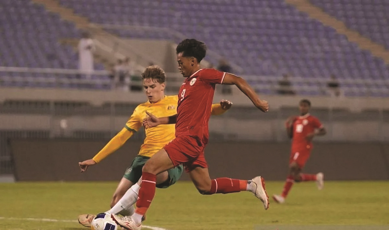 PSSI PERSIAPAN: Penyerang tim nasional U-17 Indonesia Mochamad Mierza Fijatullah (kanan) menggiring bola pada laga Grup G Kualifikasi Piala Asia U-17 2025.
