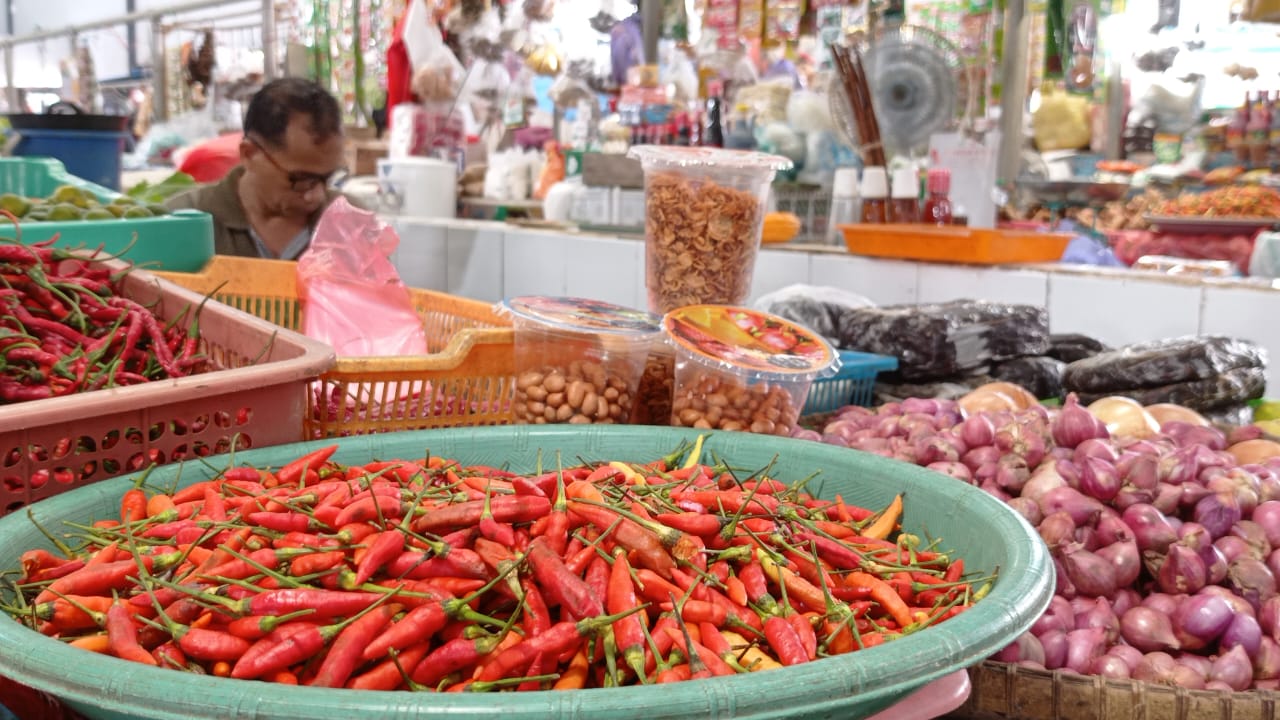 ASRULLAH HARGA NAIK : Tidak adanya angkutan lain yang masuk ke Nunukan dari Parepare, Sulawesi Selatan membuat harga cabai di pasar naik.