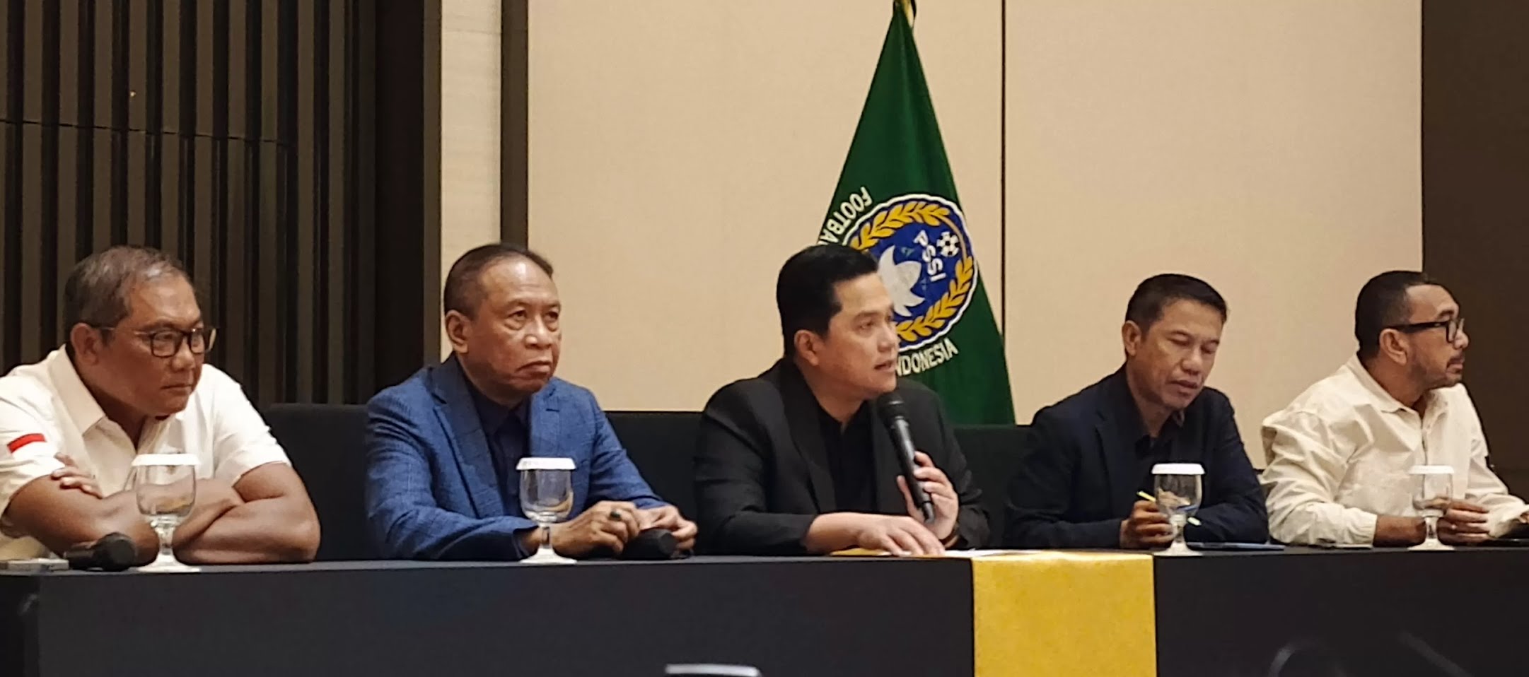 BERI KETERANGAN : Ketua Umum PSSI saat memberikan keterangan dalam konferensi pers pada Senin (6/1).