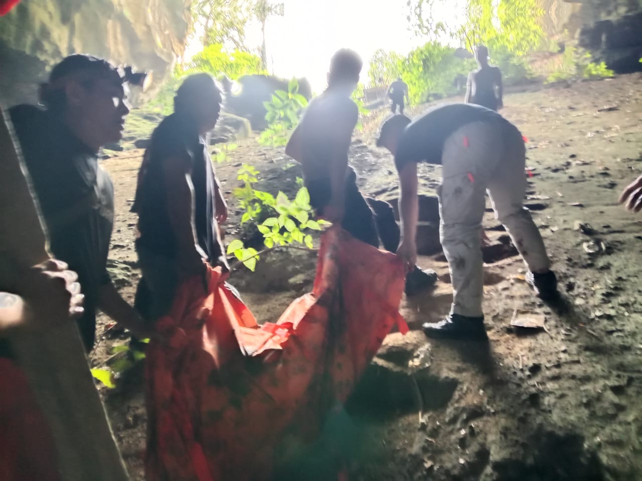 dievakuasi:%20Personel%20kepolisian%20bersama%20warga%20mengevakuasi%20mayat%20yang%20ditemukan%20di%20dalam%20goa.